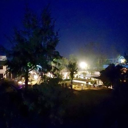 ホテル スワラジ リゾーツ バラトプル エクステリア 写真